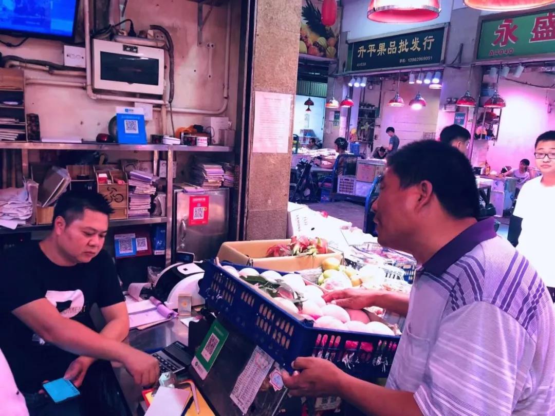 蔡雄和客户交谈.jpg