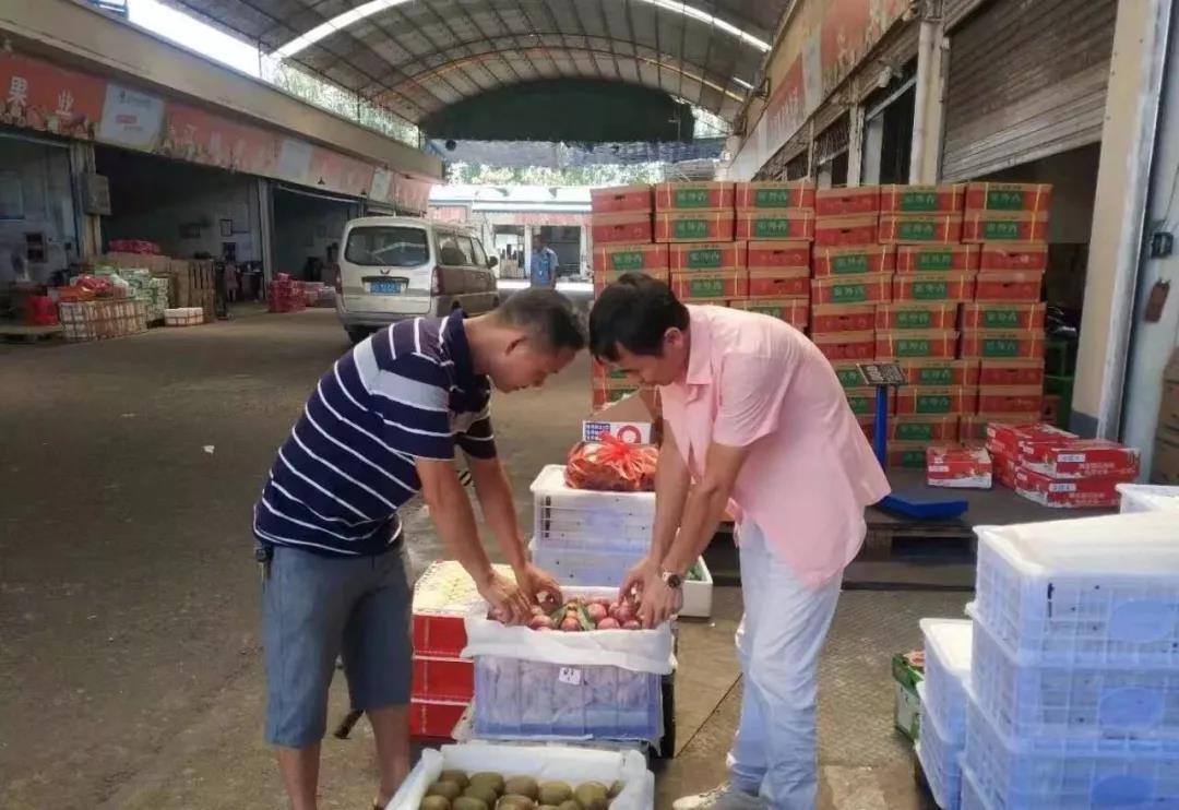 袁伟志在卖货.jpg