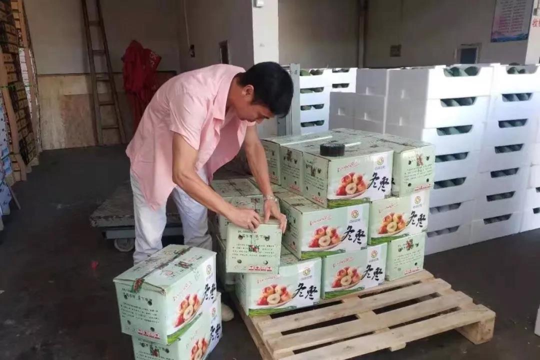 袁伟志在搬货.jpg