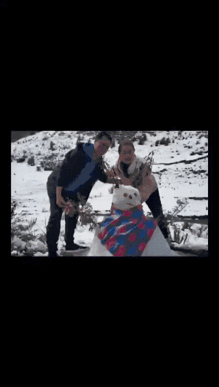 宁建与家人朋友在稻城亚丁.gif
