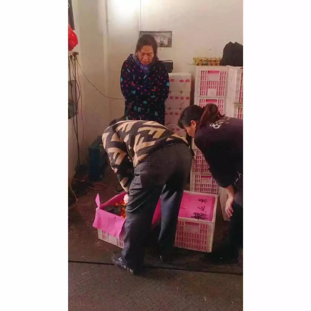 顾客在挑货.jpg