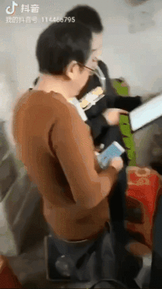 章老伍果业与芝麻地签约.gif